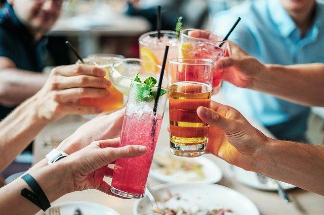 Cine a spus ceva despre alcool? Descoperiți cum să vă bucurați de cocktailuri cu sau fără alcool.