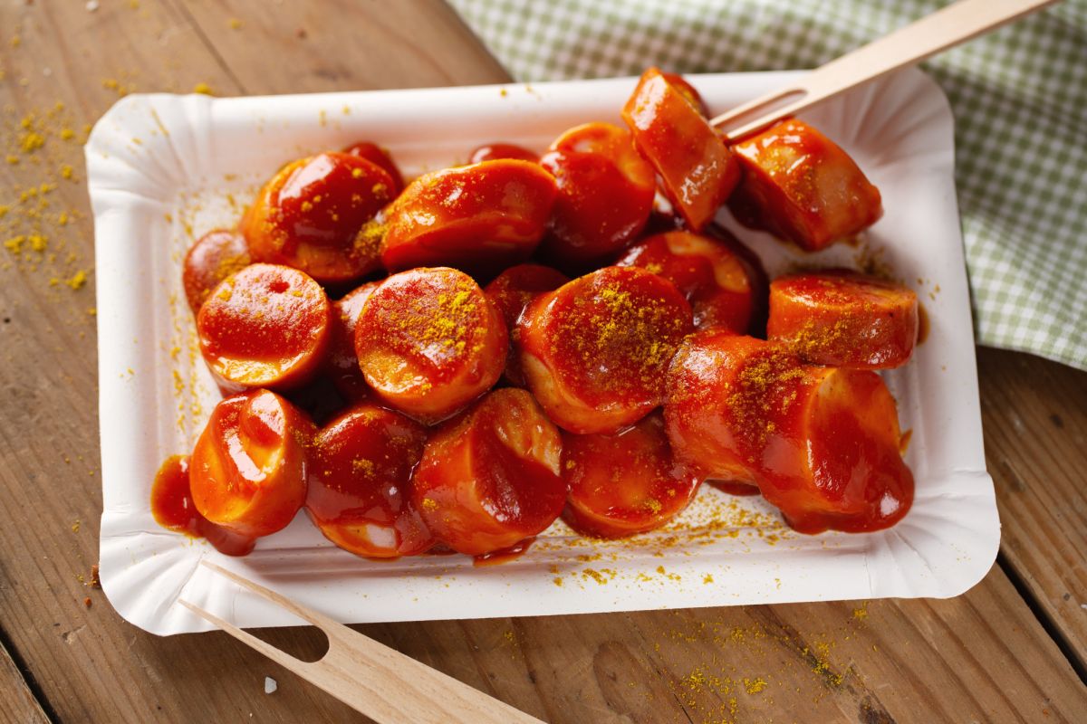 La storia del currywurst: come è stato scoperto e come viene preparato oggi