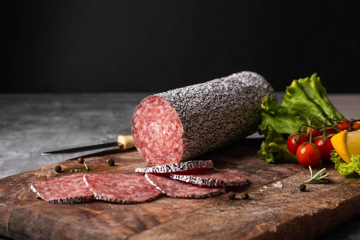 Un tipo diverso di salsiccia: il salame. Cosa c'è veramente dentro e i piatti deliziosi preparati con esso