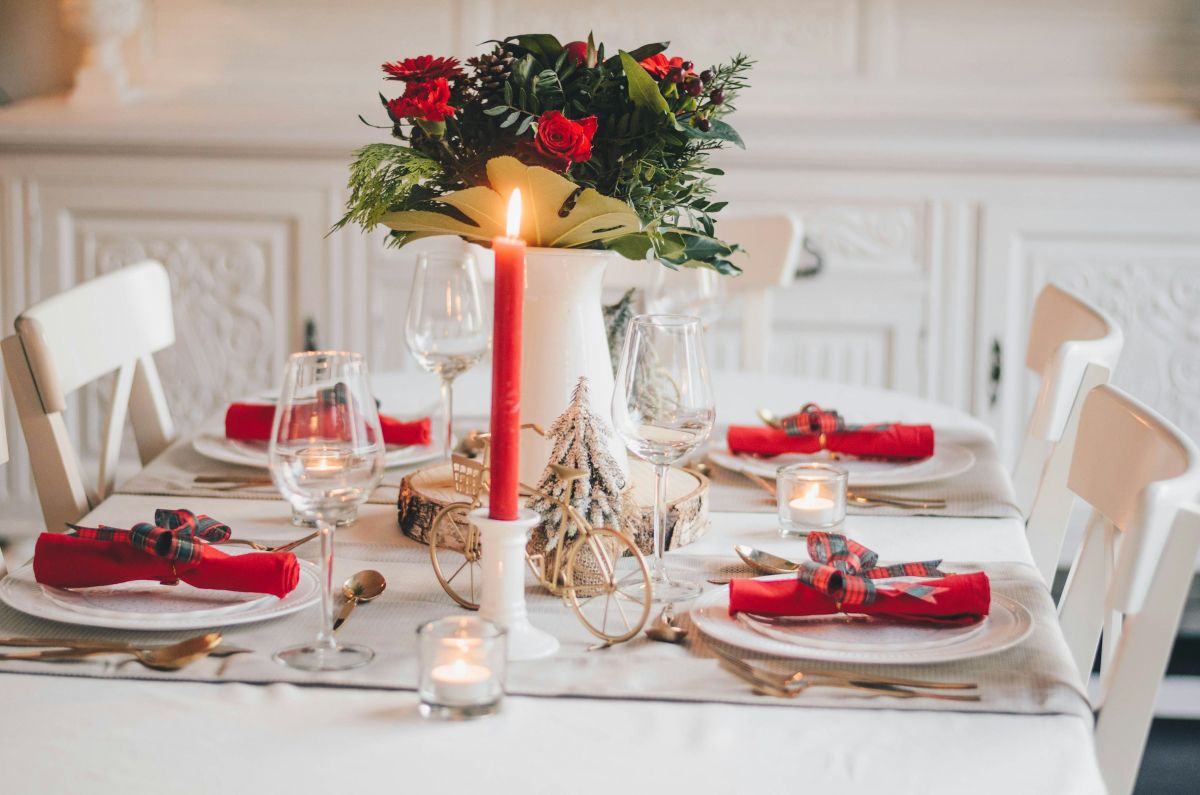 Individual table decorations with printed paper napkins