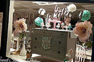 E&m's Cupcakery Boutique, Inc. inside