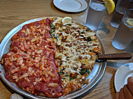 Me-N-Ed's Pizza Parlors food
