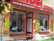 Yogi Indisches Cafe Indische Spezialitäten Gurmit Singh outside