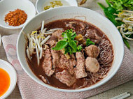 Yí Yí Tài Guó Zhāo Pái Chuán Hé Auntie Thai Signature Noodles food