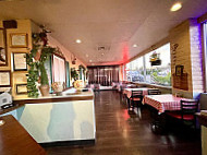 Vince's Italian Restaurant & Pizzeria inside