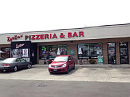 Zazzo's Pizza Darien outside
