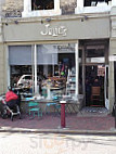 Juliet's Cafe outside