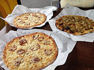 Zahra's Pizza And Munoosh food