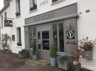 Au Cafe des Amis outside