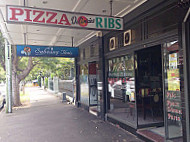 Perry's Pizza & Ribs outside
