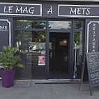 Le Mag A Mets outside