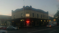 The Royal Oak Hotel outside