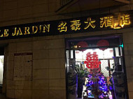 Le Jardin outside