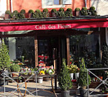 Café Des Fleurs outside