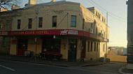 Captain Cook Hotel outside