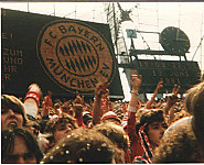 Club Nr. 12 Stand in der Allianz Arena people
