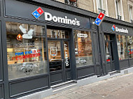 Domino's Pizza Reze Ragon outside