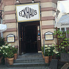 Eckhaus outside