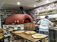 Pizzeria La Tasqueta inside