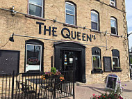 Queen's Bar and Grill outside