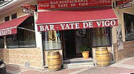 Yate De Vigo outside