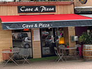 Cave Et Pizzas inside
