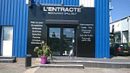 L'entracte outside