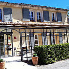 L'auberge Provençale outside