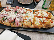 Pizzeria I Vesuviani food