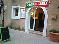 Ô Poulet Grillé outside