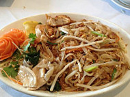 Hansa's Thai Kitchen food