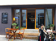 Fama Cafe und Bucher food