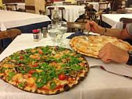 Pizzeria L'arneis food