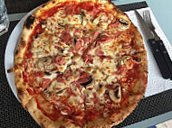 Red's Pizza food