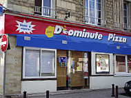 Dominute Pizza outside