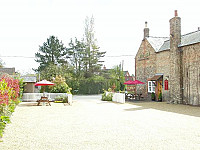The Red Lion Cheveley outside