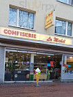 La Michel Café Confiserie inside