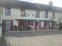 Auberge de Morienval outside