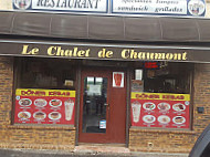 Le Chalet De Chaumont outside