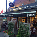 Café Du Moulin outside
