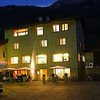 Hotel Alpina Restaurant outside