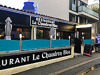 Le Chaudron Bleu outside