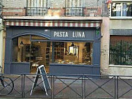 Pasta Luna Issy outside