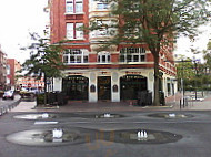 Pub Brasserie le Saint Georges outside