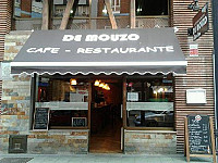 Cafe De Mouzo outside