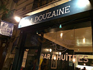 La Douzaine- Bar a Huitres outside