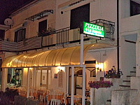 Pizzeria La Bussola outside