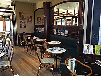 Globe Restaurant & Coffee House inside