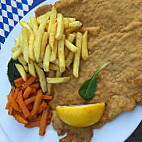 Brunnentor-Schnitzelbaron food
