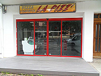 La Pizz' outside